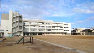 香櫨園小学校の校舎とグラウンド
